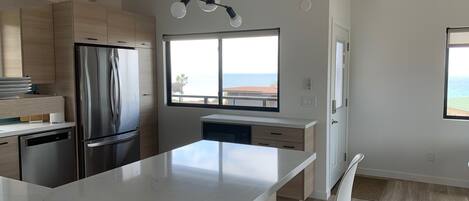 冷蔵庫、電子レンジ、オーブン、コンロ