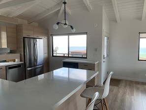 Jääkaappi, mikroaaltouuni, uuni, liesi