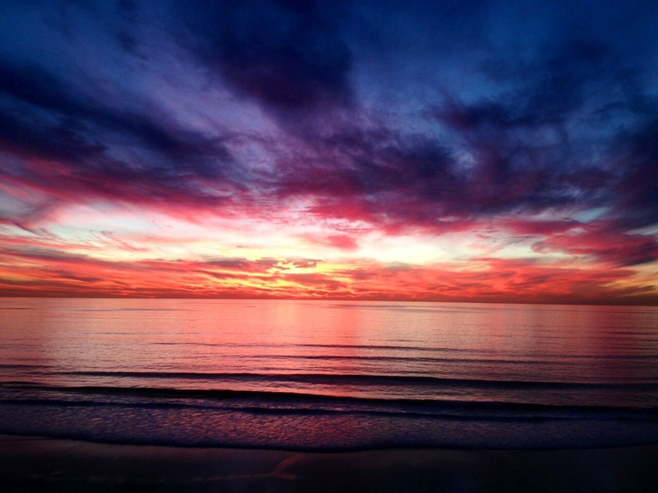 Playa en los alrededores, camastros y toallas de playa 