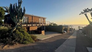 Una casa moderna con balcón y vista al mar.