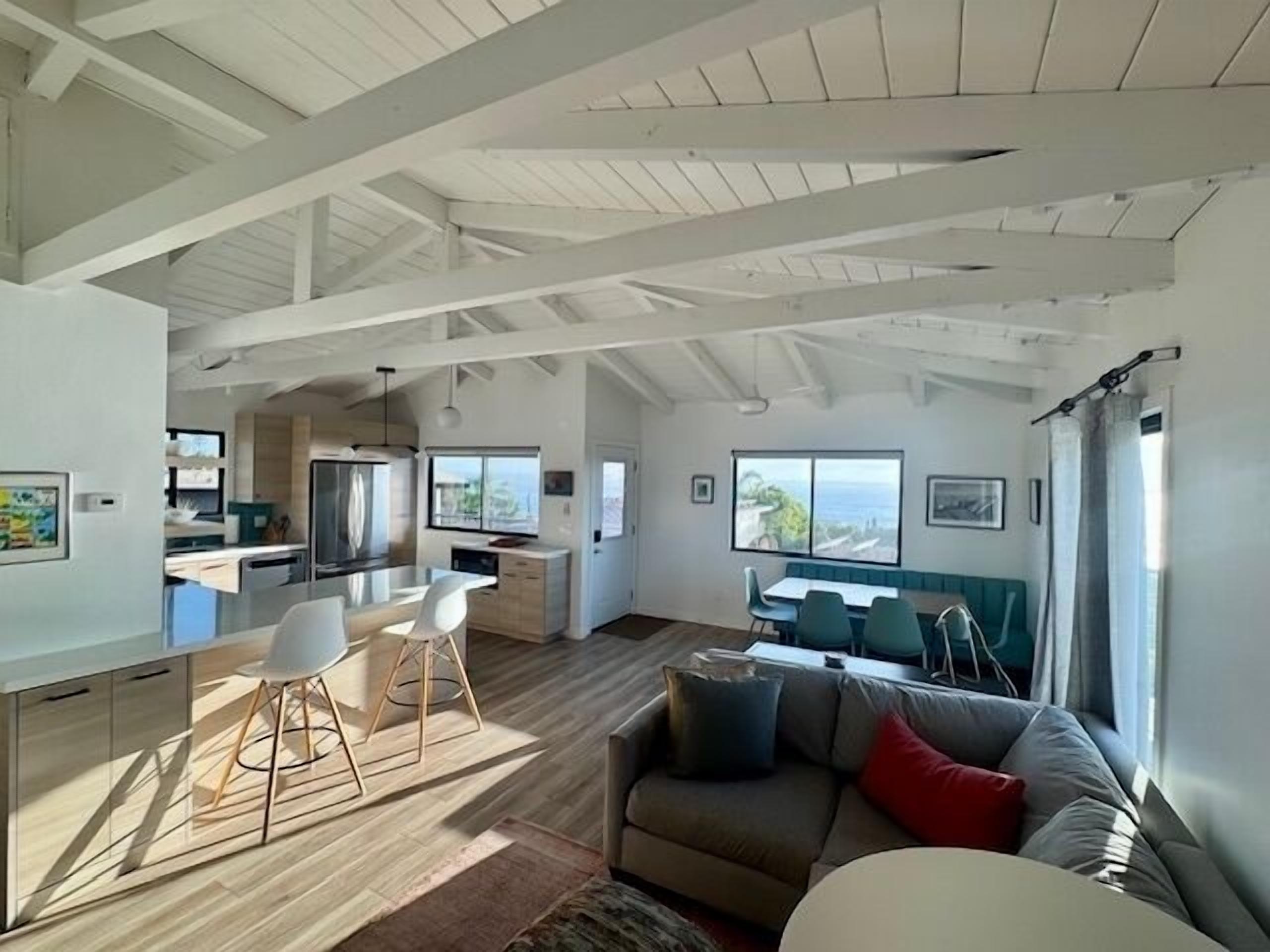 Smart TV, mesa de pingue-pongue, livros, aparelho de som