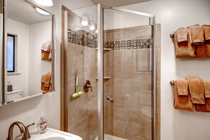 Dusche, Haartrockner, Handtücher