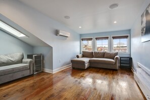 TV, fireplace, stereo