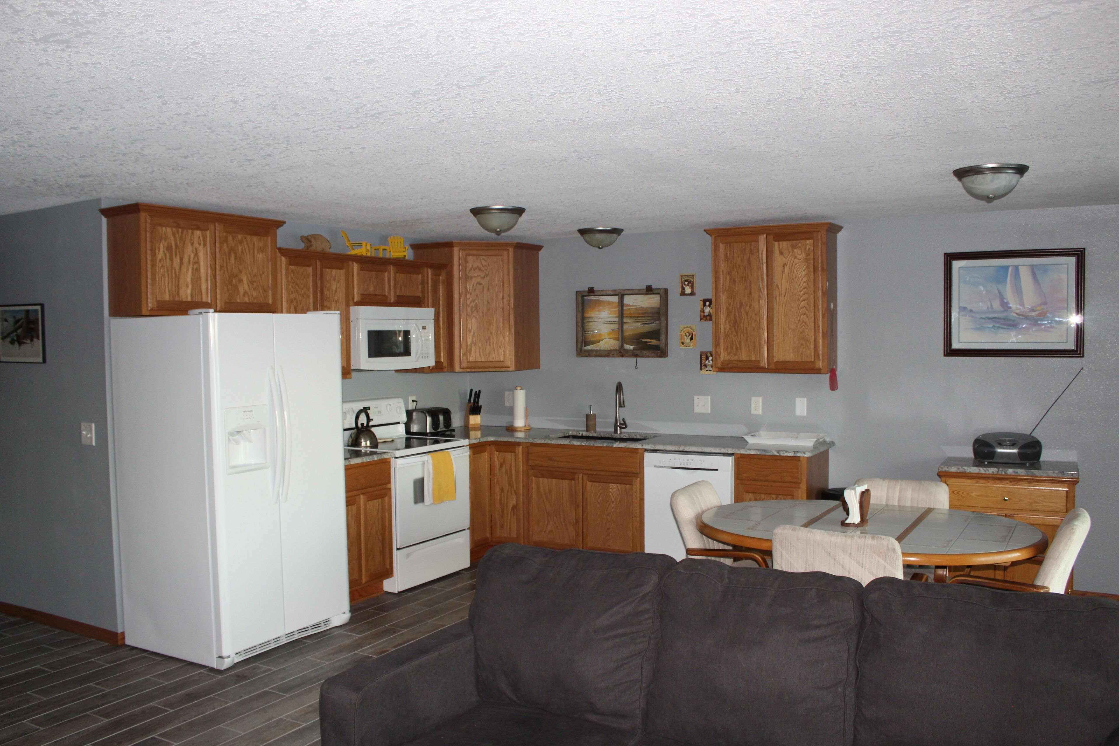 Lake front unit, Sleeps 6, great for families, crafting or fishing - lower level