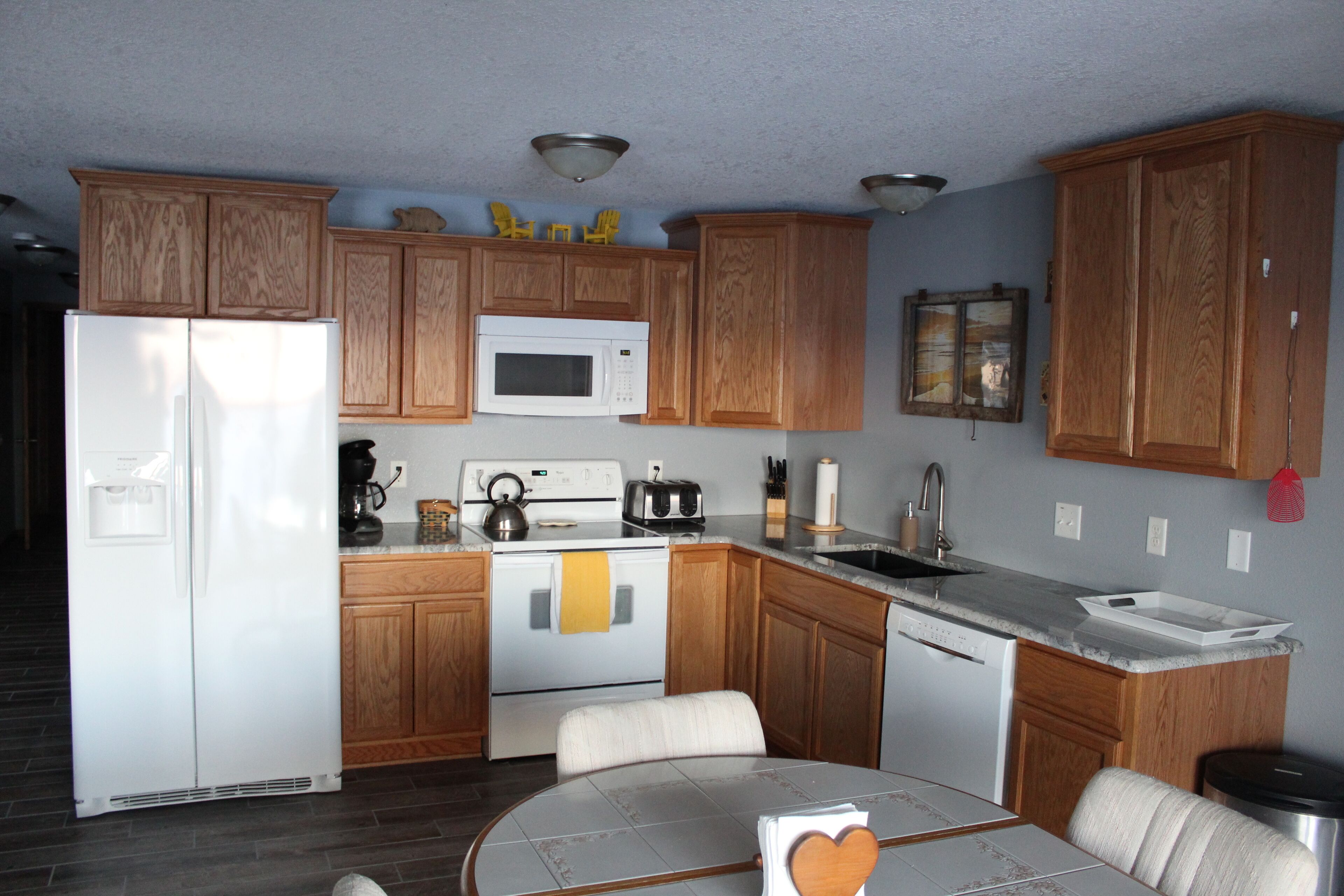 Lake front unit, Sleeps 6, great for families, crafting or fishing - lower level