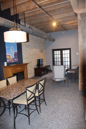 Televisión, chimenea, reproductor de DVD y libros 