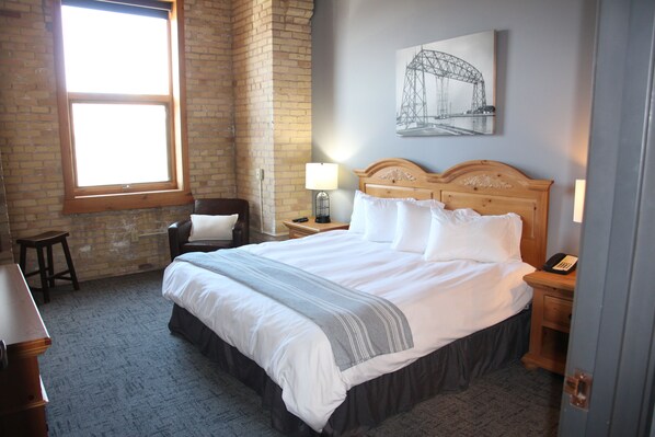 2 habitaciones, escritorio y tabla de planchar con plancha 