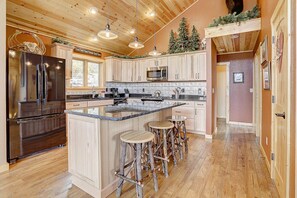 Fridge, microwave, oven, stovetop - Luxury Home, Breathtaking Views, Hot Tub, Colorado Rocky Mountains (Estes Park)