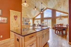 Fridge, microwave, oven, stovetop - Luxury Home, Breathtaking Views, Hot Tub, Colorado Rocky Mountains (Estes Park)