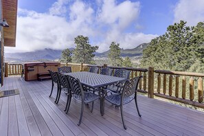 Outdoor dining - Luxury Home, Breathtaking Views, Hot Tub, Colorado Rocky Mountains (Estes Park)
