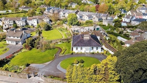 Un quartier résidentiel avec des maisons, une grande pelouse et une allée.