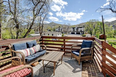 Walk to Clear Creek, Mines, and downtown Golden — fully renovated 1930s bungalow