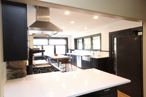 Réfrigérateur, four à micro-ondes, un four, surface de cuisson