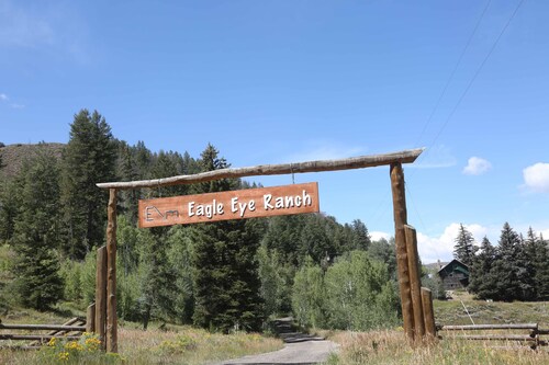 Western Ranch House in Colorado Rocky Mountains - Accommodates 14 Guests
