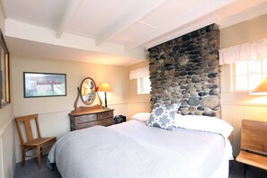 8 bedrooms, desk, iron/ironing board, free WiFi