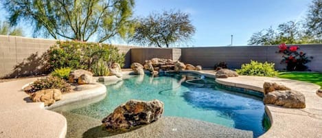 Piscina all'aperto, una piscina riscaldata