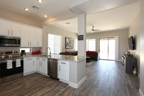 Kjøleskap, mikrobølgeovn, ovn og kokeplater