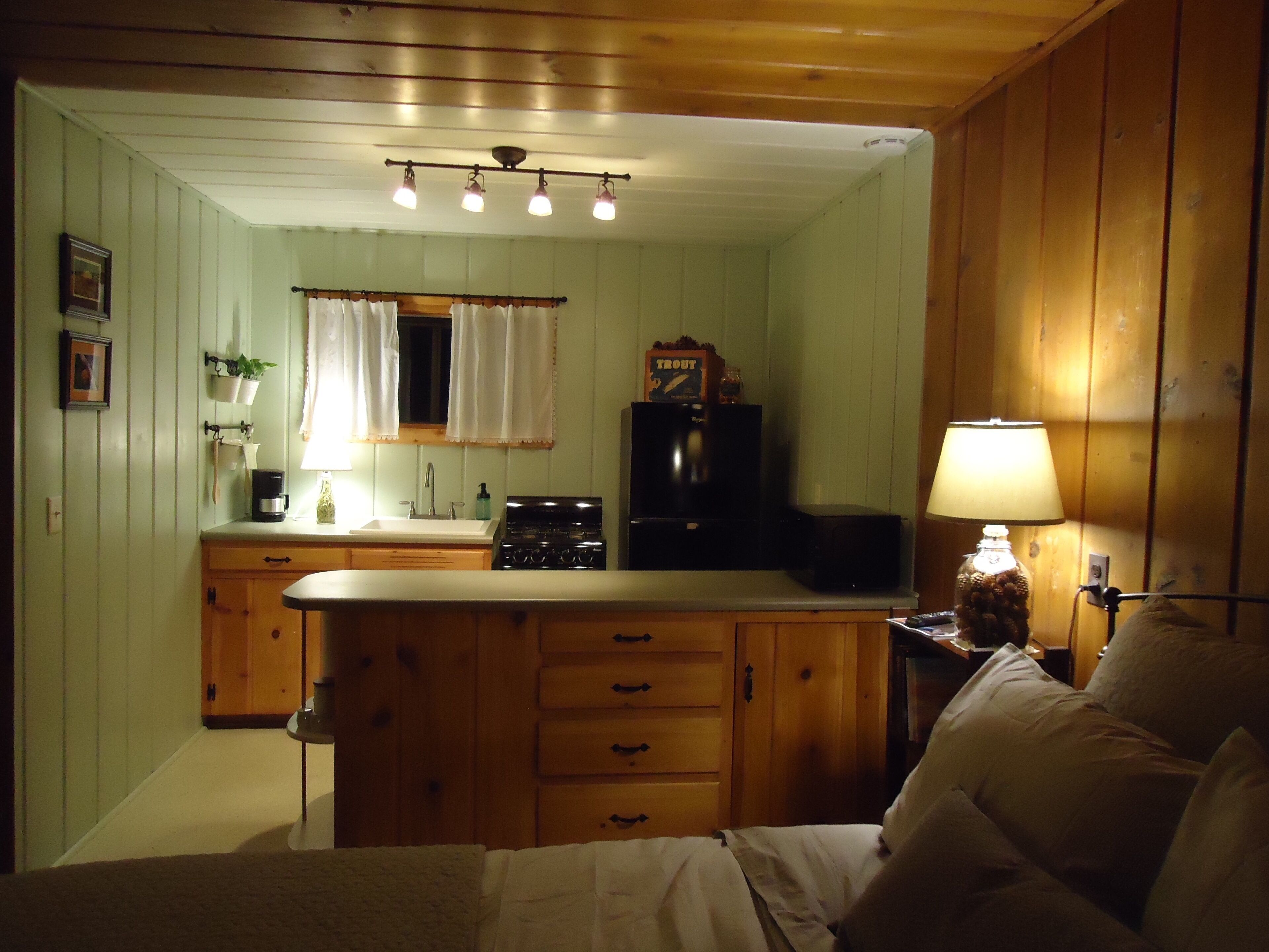 Canyon escape - cabin studio along Boulder Creek with complete kitchen #1