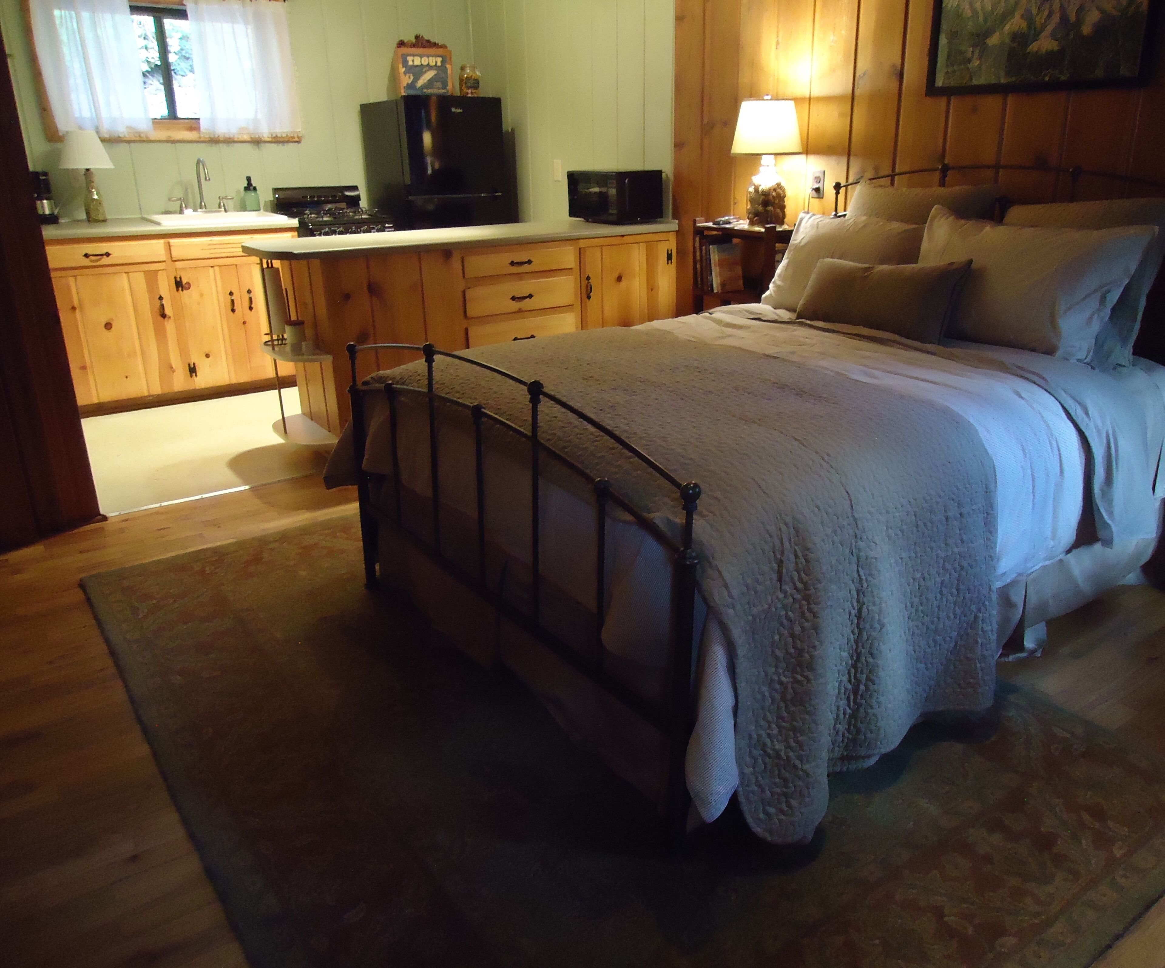 Canyon escape - cabin studio along Boulder Creek with complete kitchen #1