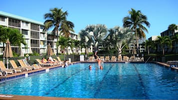 Alberca al aire libre y alberca climatizada