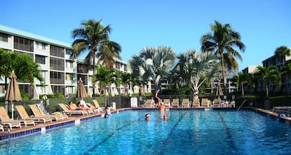 Sanibel Surf Sounds. Sparkling Direct and Sweeping Beachfront with Bikes