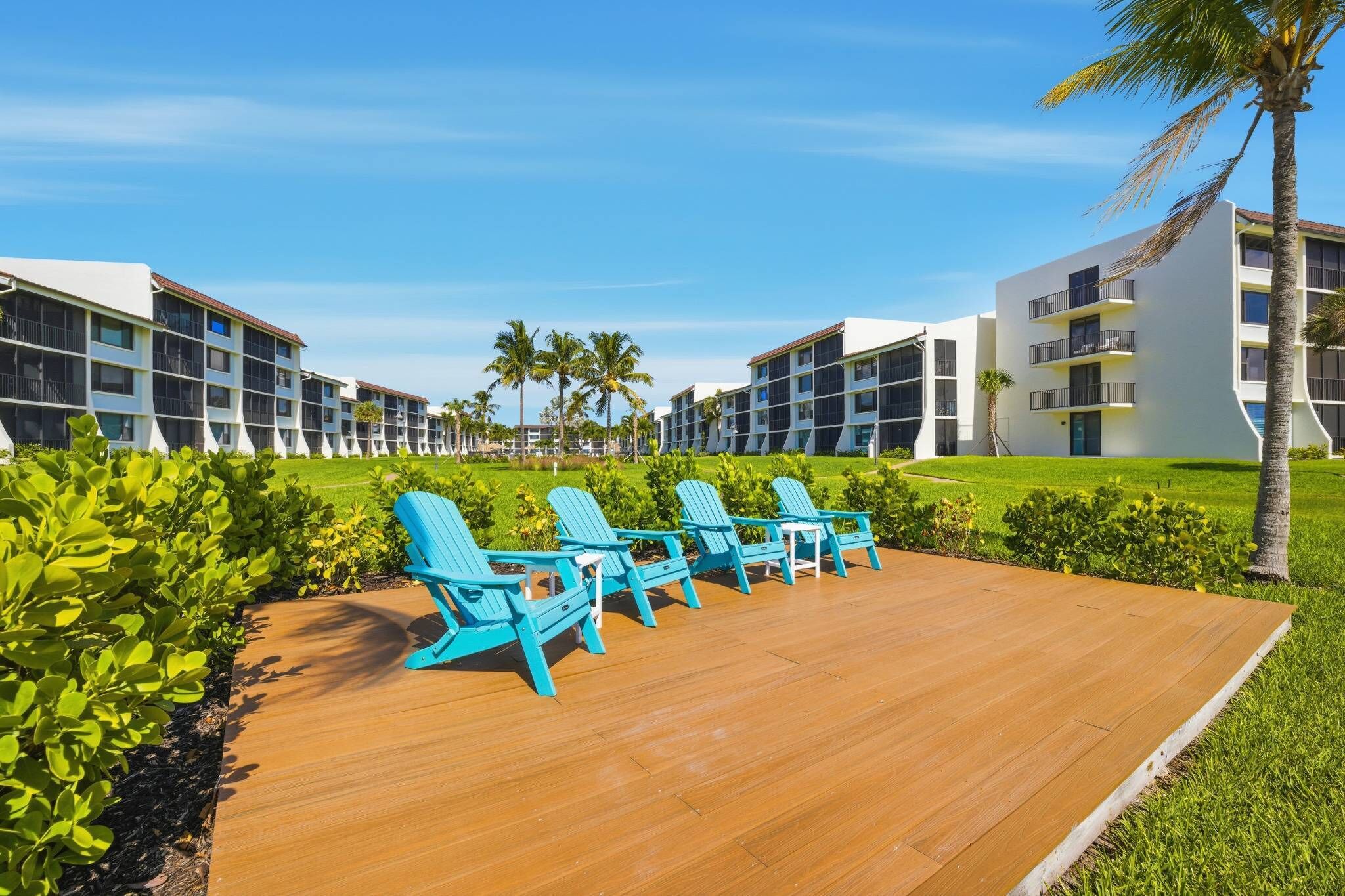 Ein Resort mit Poolbereich, Liegestühlen und modernen Gebäuden.
