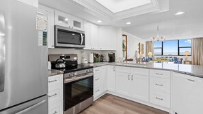 Kylskåp, mikrovågsugn, ugn och spishäll