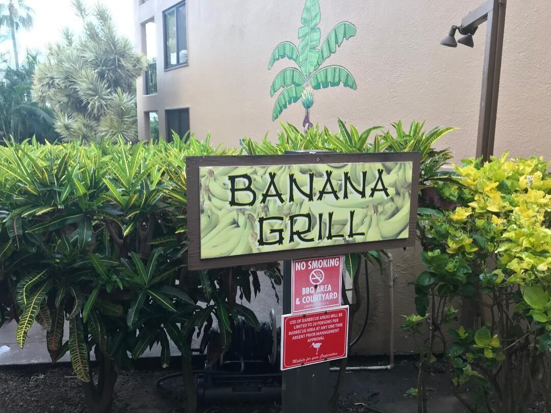 Une enseigne indiquant « Banana Grill », avec un panneau « Interdiction de fumer » en dessous.