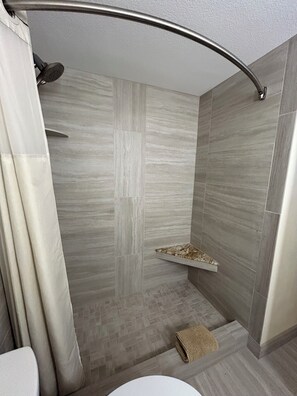 Combinazione doccia/vasca, asciugacapelli, asciugamani, sapone