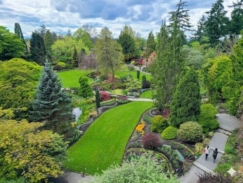 Proximity & Peacefulness! 6 min from downtown I 3 blocks to Canada Line