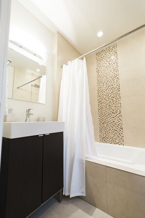 Hair dryer, towels, toilet paper - Proximity & Peacefulness! 6 min from downtown I 3 blocks to Canada Line (Vancouver)