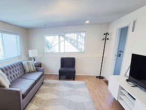 Smart TV, fireplace, stereo, offices