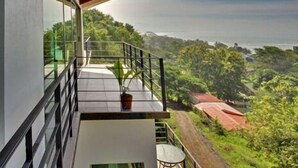 Un bâtiment moderne doté d’un toit en pente recouvert de bois, de grandes fenêtres et d’un balcon agrémenté d’une balustrade.