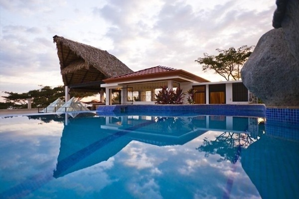 Una piscina infinita, una piscina en la azotea