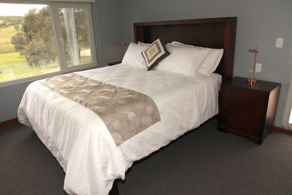 Superior Suite, 1 King Bed, Private Bathroom, Hill View