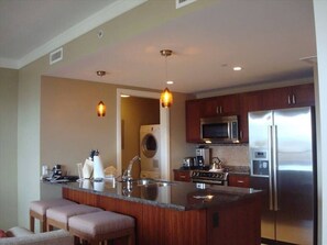 Een koelkast, een magnetron, een oven, een kookplaat