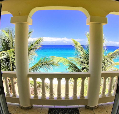 Direkt am Meer und Sandstrand - einer der schönsten in Rincon! Reservegenerator.