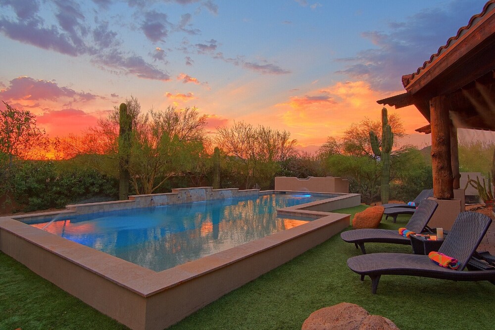 THE SPA HOUSE AND GOLF RETREAT + 12 BEDS + HEATED POOL + 2 HOT TUBS + AMENITIES