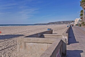 بالقرب من الشاطئ، كراسي للتشمس، مناشف للشاطئ