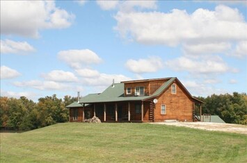 Wonderful Log Home sitting on the Mississippi River