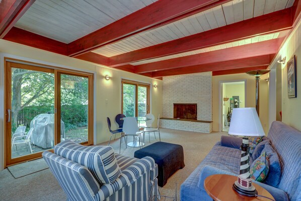 Smart TV, fireplace, DVD player, books