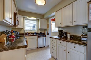 Fridge, microwave, oven, stovetop - WALK EVERYWHERE!  SPACIOUS 4BR HOUSE, IN-TOWN REHOBOTH BEACH! PET-FREE. (Rehoboth Beach)