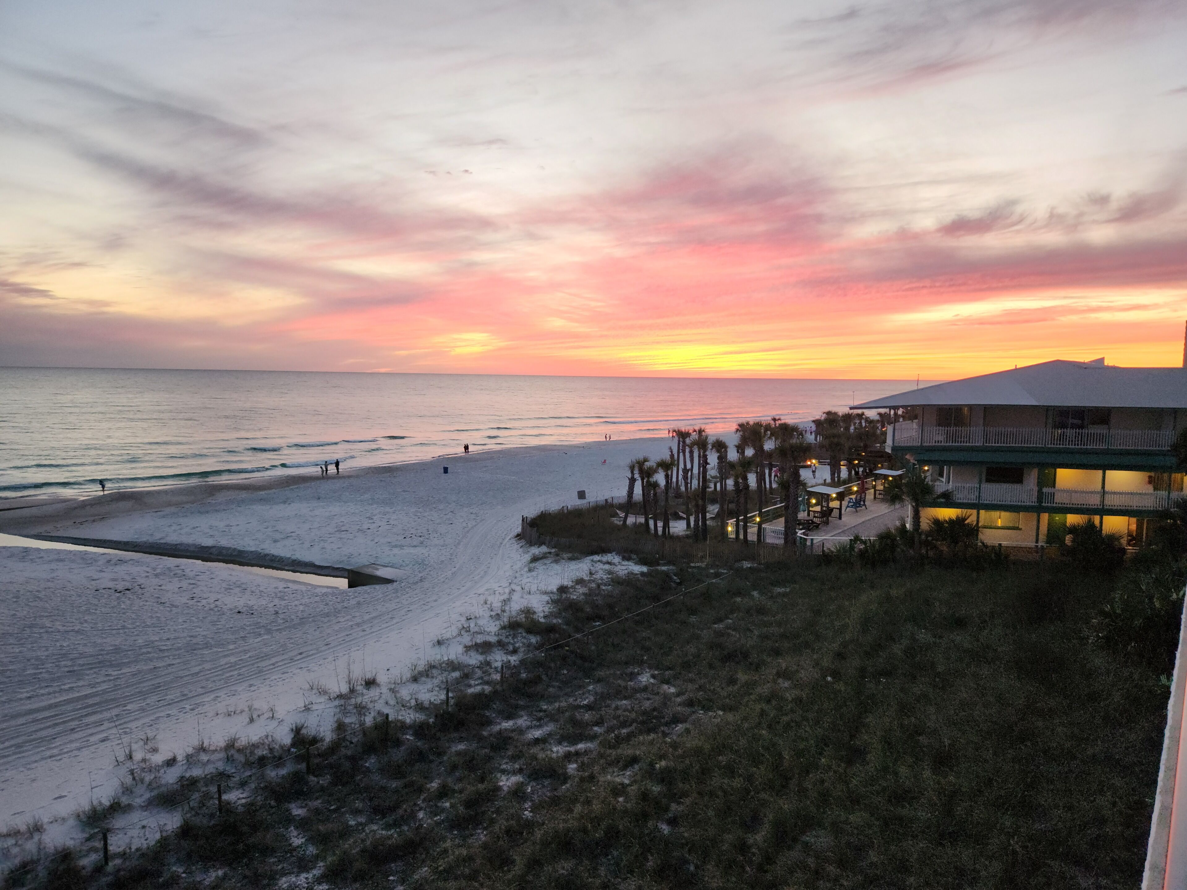 En la playa y camastros 