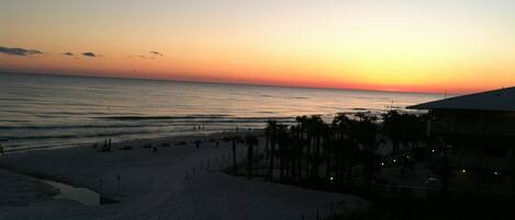 在海滩、沙滩椅