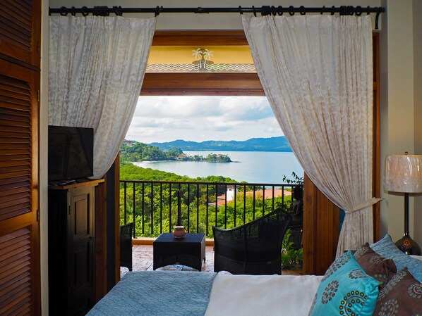 2 bedrooms, in-room safe, iron/ironing board, free WiFi