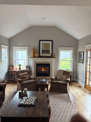 Smart TV, fireplace, video games, DVD player - Chautauqua Gem! Trails, Views, Close to Pearl Street and CU (Boulder)