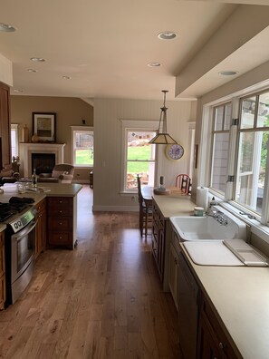 Fridge, oven, stovetop, dishwasher - Farmhouse Charm at the Base of the Flatirons, Steps to Chautauqua & Trails (Boulder)