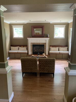 Interior - Farmhouse Charm at the Base of the Flatirons, Steps to Chautauqua & Trails (Boulder)