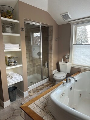 Duschwanne, Whirlpool, Haartrockner, Handtücher