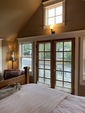 4 bedrooms, desk, iron/ironing board, WiFi - Farmhouse Charm at the Base of the Flatirons, Steps to Chautauqua & Trails (Boulder)